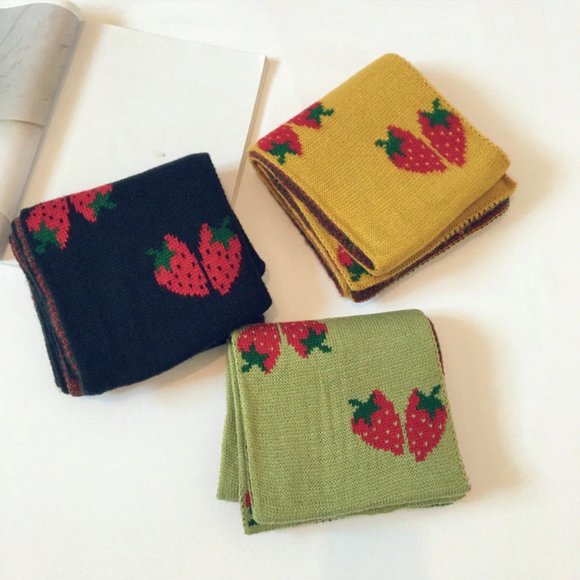 🍓Strawberry Print Scarf🍓 - Picture 14 of 16